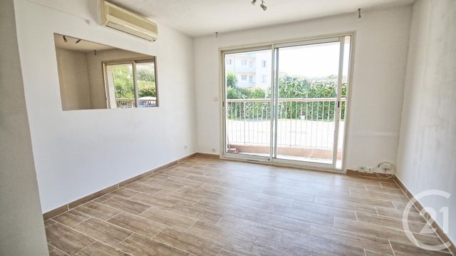 Afficher la photo en grand Appartement à louer - 2 pièces - 25.0 m2 - VALLAURIS - 06 - PROVENCE-ALPES-COTE-D-AZUR - Century 21 Liberté