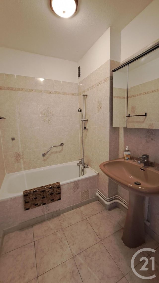 Appartement T2 à louer - 2 pièces - 57.44 m2 - VALLAURIS - 06 - PROVENCE-ALPES-COTE-D-AZUR - Century 21 Liberté