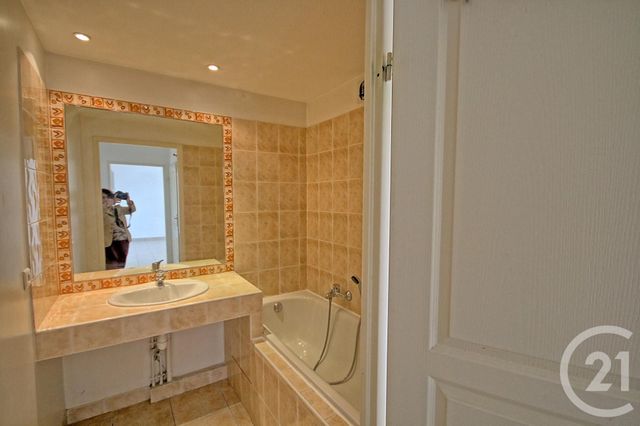 Afficher la photo en grand Appartement F2 à vendre - 2 pièces - 41.15 m2 - LE GOLFE JUAN - 06 - PROVENCE-ALPES-COTE-D-AZUR - Century 21 Liberté